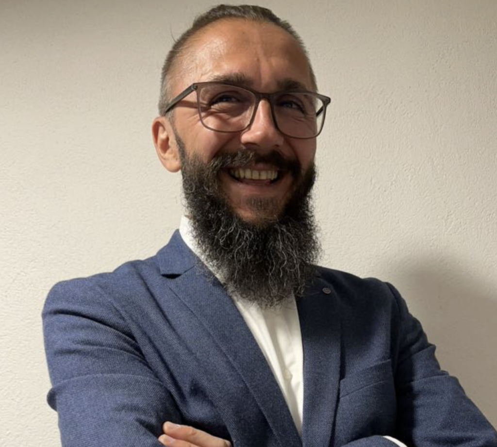 Korab Shabani, CEO von Shabani Solar-Management, im blauen Sakko mit verschränkten Armen, lächelt in die Kamera