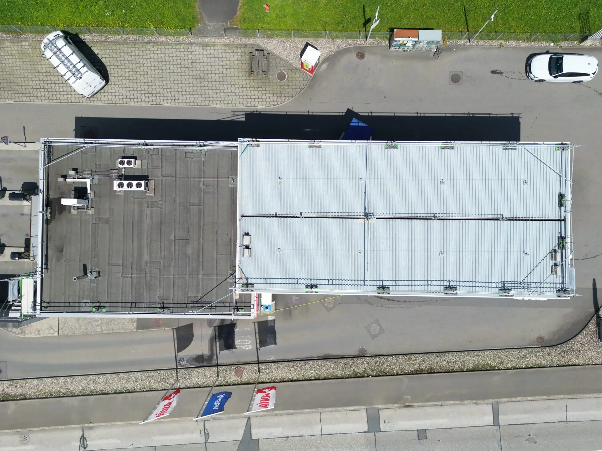 ndustriehalle mit leerem Metalldach ohne Photovoltaikanlage – Luftaufnahme vor der Installation Keywords: Industriehalle, Photovoltaikanlage, Installation, Dach