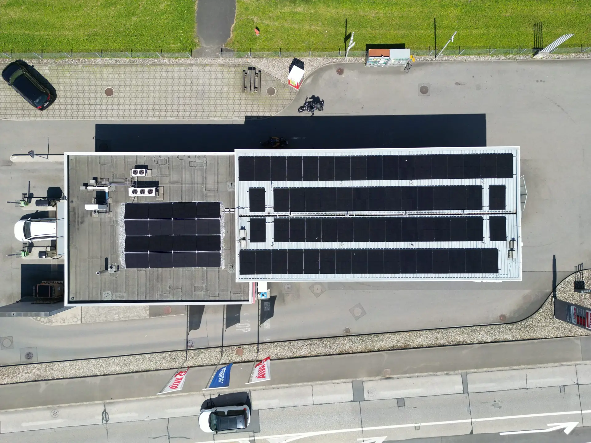 Drohnenaufnahme einer AVIA-Tankstelle in Altdorf mit installierter Photovoltaikanlage auf dem Dach