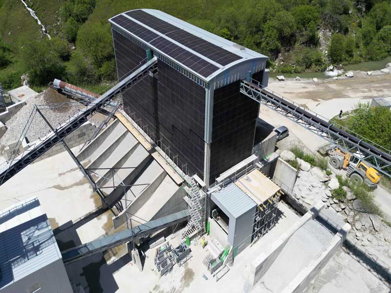 Fassadenintegrierte Solaranlage an einem Industriegebäude eines Kieswerks