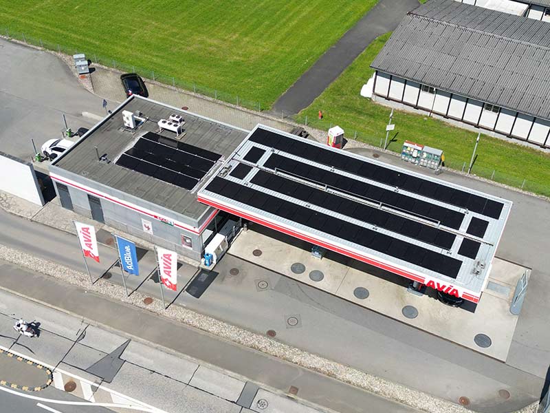 Drohnenaufnahme einer AVIA-Tankstelle in Altdorf mit installierter Photovoltaikanlage auf dem Dach