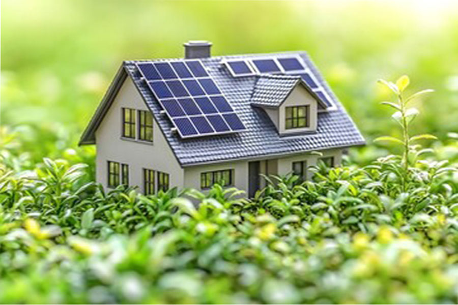 Nachhaltiges Einfamilienhaus mit Solarpanels in grüner Natur – Symbol für Energieunabhängigkeit und Klimaschutz